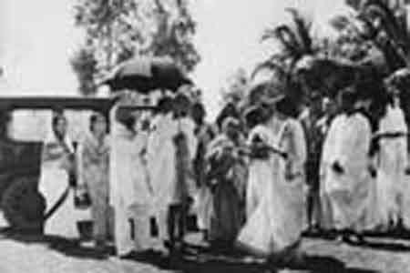 Gandhiji and Kasturba Gandhiji passing through Uttarayan garden.jpg